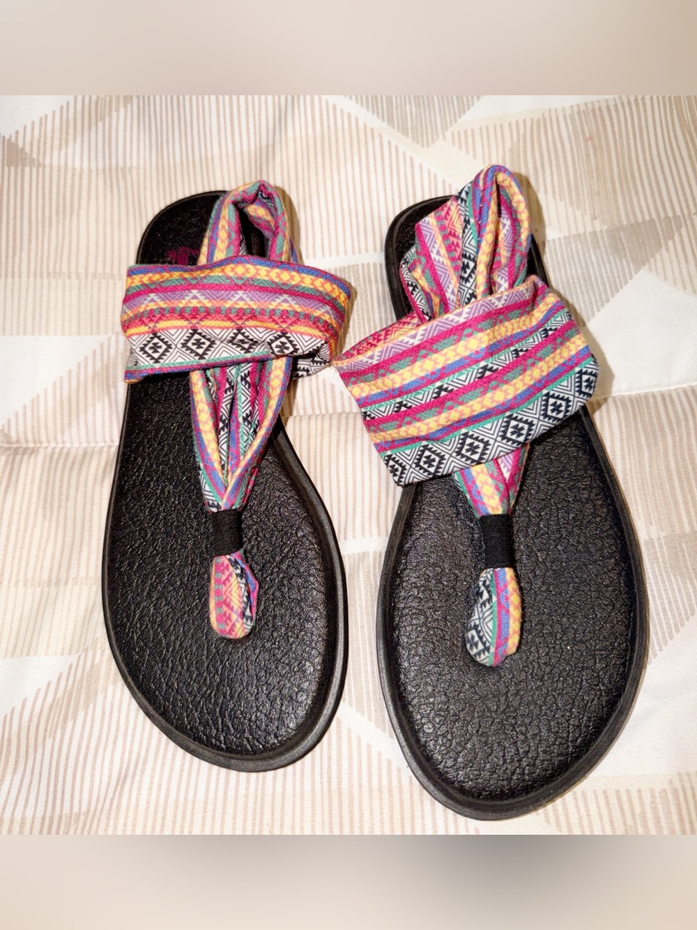 Sanuk Black Footbed Wrap Sandals with Multicolor Tribal Patterned Straps SZ 8